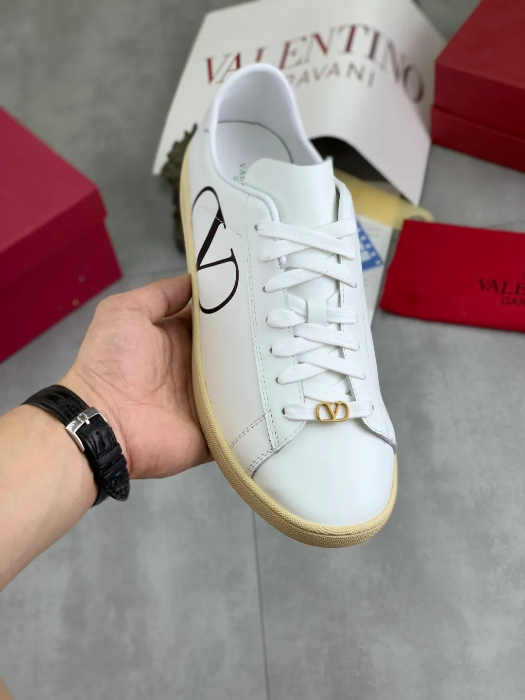 Men's men's shoes 💰P520 New style 💰 Top version Valentino Valentino 25/ Royco series Cherry 🍒Couple style Casual sneakers White shoes Original purchase and development Production Classic and timeless low-top sneakers outline a lazy silhouette, supplemented by low-key and restrained brand details, evolved into a must-have item in the wardrobe, comfortable and versatile!  ✔️Fabric: Original customized first-layer cowhide ✔️Inner lining: Imported breathable sheep lining ✔️Sole: Original molded anti-slip rubber material ✔️Size: 38-45